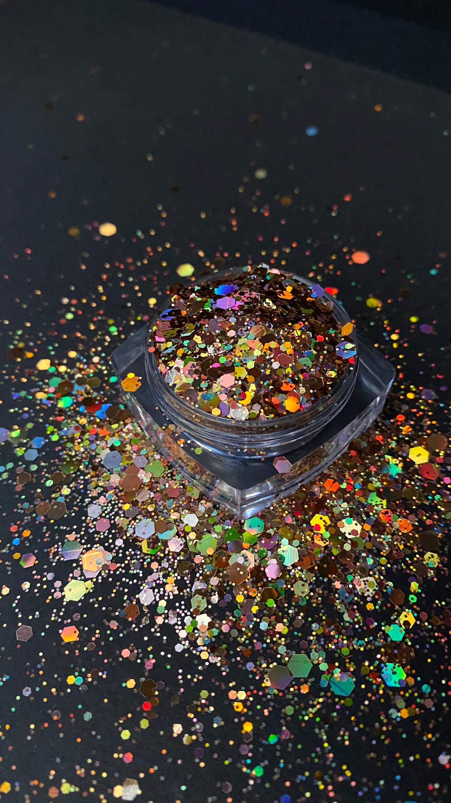 A side view of 24K Chunky Glitter in the component