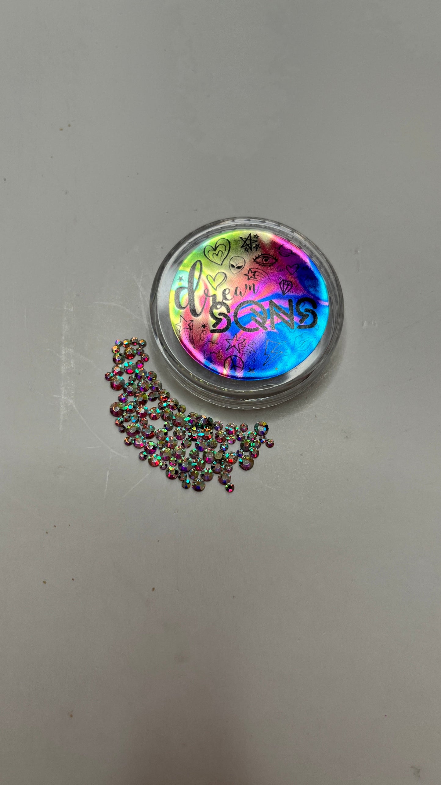 An image of the Aura Crystals by DreamSQNS next to the component lid
