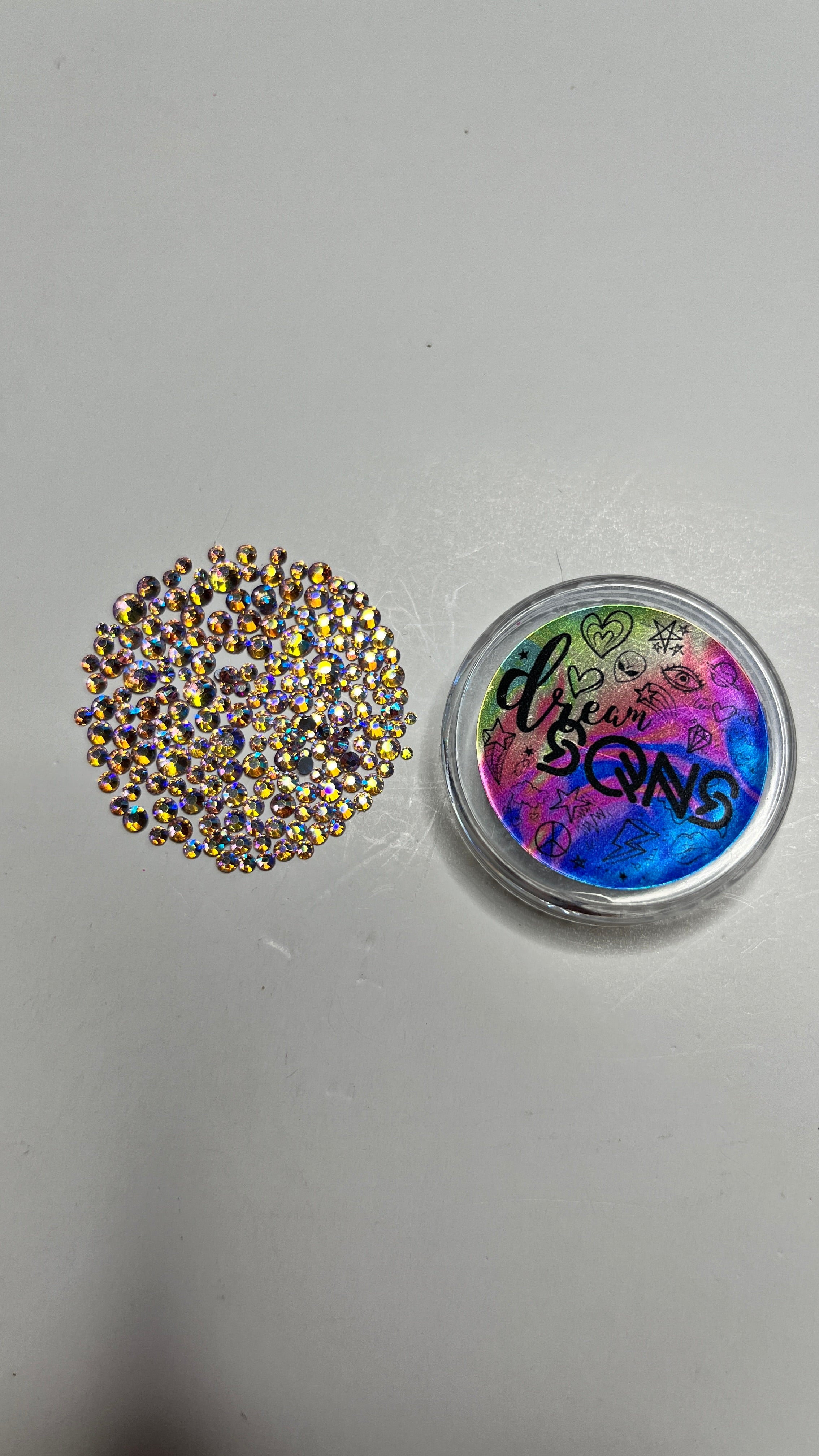 An image of the Ice Cream Crystals by DreamSQNS Glitter next to the lid